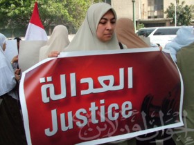 وقفة أهالي المحالين للمحاكمة العسكرية أمام مجلس المرأة