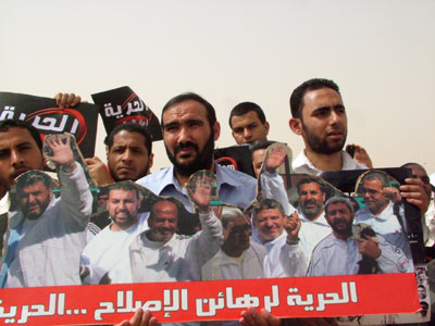 وقفة ضد الظلم أمام العسكرية