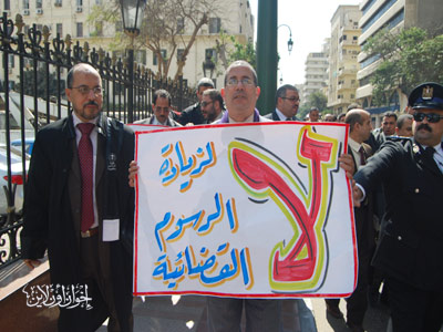 غضب المحامين ضد زيادة الرسوم