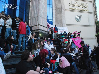 وقفة لنشطاء مصريين وأجانب أمام نقابة الصحفيين لدعم غزة