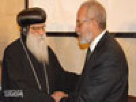 فضيلة المرشد العام يقدم العزاء في البابا شنودة