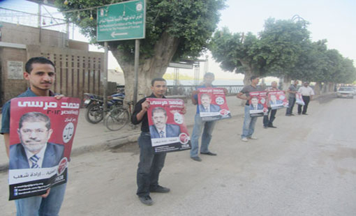 أطول سلسلة بشرية في العالم دعمًا للدكتور محمد مرسي