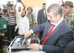 د. مرسي مرشح الثورة يدلي بصوته