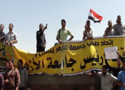 طلاب جامعة الأزهر يطالبون برحيل أسامة العبد