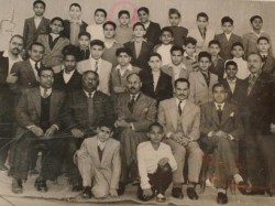 صورة تجمعه بمدرسيه وزملائه