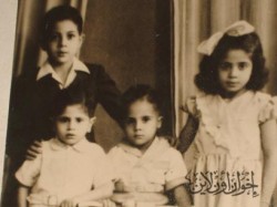 محمود عزت مع إخوته في صغره