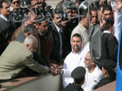 معتقلو الإخوان وكتاب الله بأيديهم وثقة في النصر