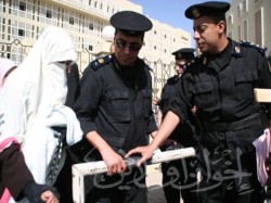 حواجز لمنع ذوي المعتقلين من الالتقاء بهم