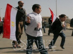 حفيد عبد الرحمن سعودي يحمل صورته على قميصه