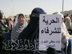 أهالي معتقلي الإخوان أمام المحكمة