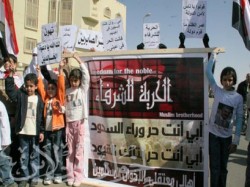 أبناء المعتقلين يشدون من أزر آبائهم أمام المحكمة