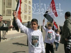 أبناء المعتقلين يرفعون أعلام مصر