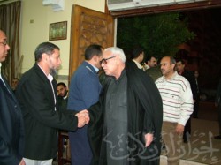 المئات توافدوا على مكان العزاء