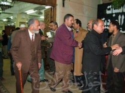 السادة المعزون يتوافدون على قاعة العزاء