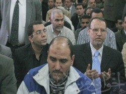 د. محمود غزلان ، د. عصام العريان في المسجد خلال الصلاة على الفقيد