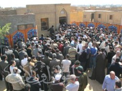 المئات توافدوا على المقابر للمشاركة في وداع الفقيد