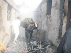 الأهالي يحاولون إنقاذ ما تبقى لهم من أثاث