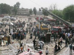 بقايا الأثاث المتبقي من الحريق متكدسة بشوارع المنطقة