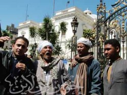 المتضررون يتظاهرون أمام مجلس الشعب للمطالبة بمأوى لهم