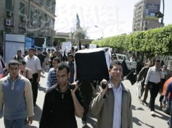 طلاب جامعة القاهرة يحملون نعش الديمقراطية