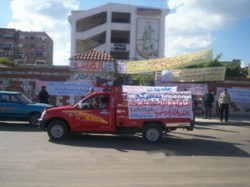 السيارات تجوب الشوارع بحثًا عن ناخبين!!