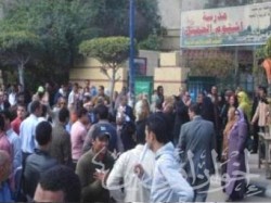 طلاب المدارس أمام مدرسة أشتوم الجميل بعد حشدهم من الحزب الوطني