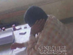 موظف في لجنة انتخابية لا يجد ما يفعله بعد إحجام الناخبين عن المشاركة