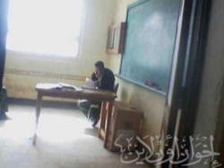 موظف بلجنة انتخابية ينتظر دخول أي مواطن للإدلاء بصوته