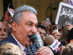 سامح عاشور نقيب المحامين في مظاهرة ضد الاستفتاء أمام النقابة