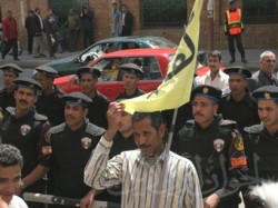 الأمن يحاصر مظاهرة تندد بالاستفتاء وسط القاهرة