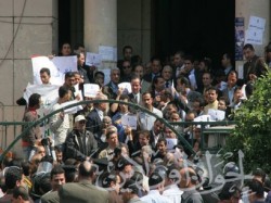 مئات المعارضين للاستفتاء تجمعوا أمام نقابة المحامين