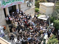 المئات يقولون لا للتعديلات الدستورية أمام نقابة المحامين