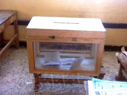 صندوق انتخابي بإحدى لجان مدرسة الوحدة ويبدو شبه خال من أوراق التصويت