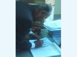 تسويد علني لبطاقات الاستفتاء ولو كان ناخبًا لذهب وراء الستار!!