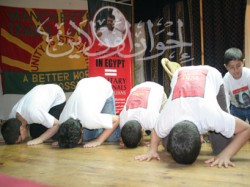 أبناء المعتقلين يسجدون لله شكرًا