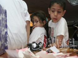 أبناء المعتقلين يتابعون عمليات الفرز