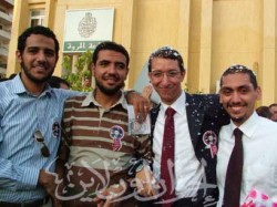 العريس بين ابتسامات الأحباب