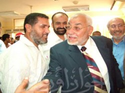 فضيلة المرشد يتلقى التهاني من الحضور