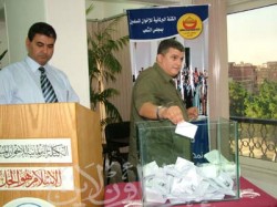 صبري خلف الله ومؤمن زعرور أثناء التصويت