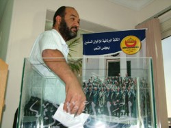 النائب محمود عطية أثناء التصويت