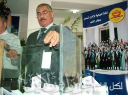 النائب محمود عامر  أثناء التصويت