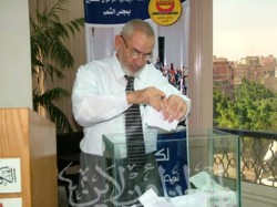 النائب علي لبن أثناء التصويت