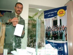 النائب عبد الفتاح حسن يدلي بصوته