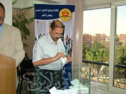 النائب عبد الحميد زغلول أثناء التصويت