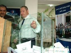 النائب جمال قرني أثناء التصويت