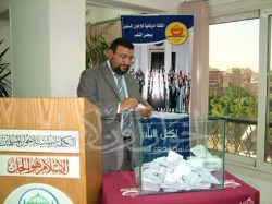 النائب أكرم الشاعر أثناء التصويت