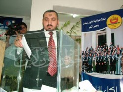 النائب  محمد شاكر الديب أثناء التصويت