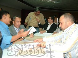 تركيز شديد أثناء فرز الأصوات