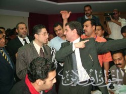 مشادة كلامية بين رئيس إحدى اللجان وعدد من الصحفيين