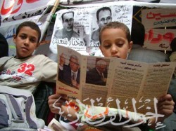 طفل يقرأ برنامج أحد المرشحين